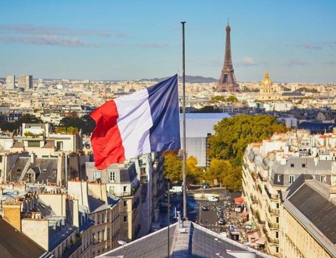 كيف تحصل على عقد عمل في فرنسا 2026؟ الشروط، الرواتب وأفضل طرق التقديم